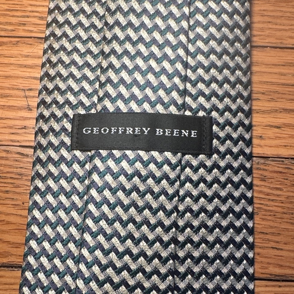 Beautiful Geoffrey Beene Chevron Patterned Silk Dress Tie in Tan/Blue/Green